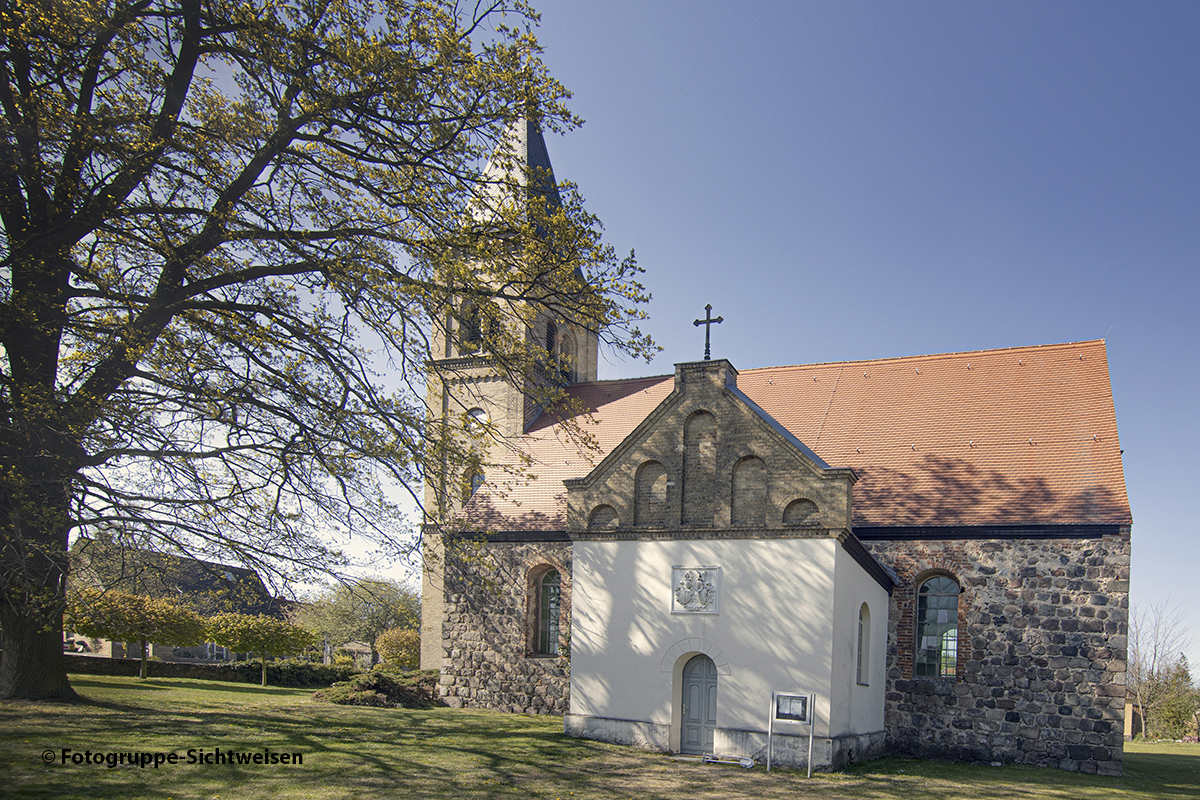 Kirche Schönfließ mit der Feldheimkapelle im Vordergrund