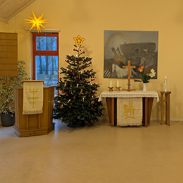 Gemeindehaus Bergfelde, innen mit Weihnachtsbaum