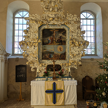 Kirche Schönfließ, innen mit Altar und Weihnachtsbaum