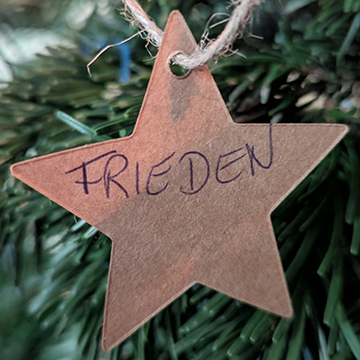 Wünsche der Gemeinde am 4. Advent am Weihnachtsbaum